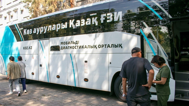 Мобильный офтальмологический центр обследует пациентов в Национальном госпитале